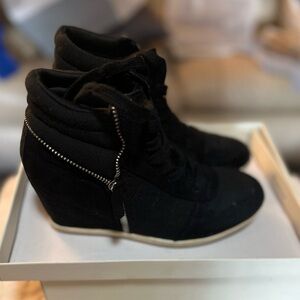 Olsenboye black sneaker boots size 8M